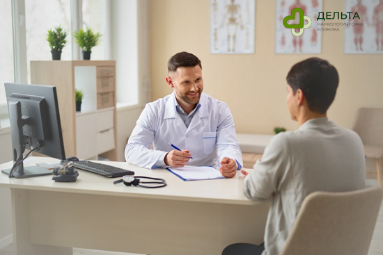 Пациент проходит консультацию с врачом